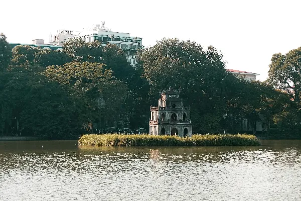 高清摄影 一座小建筑坐落在湖的中间。