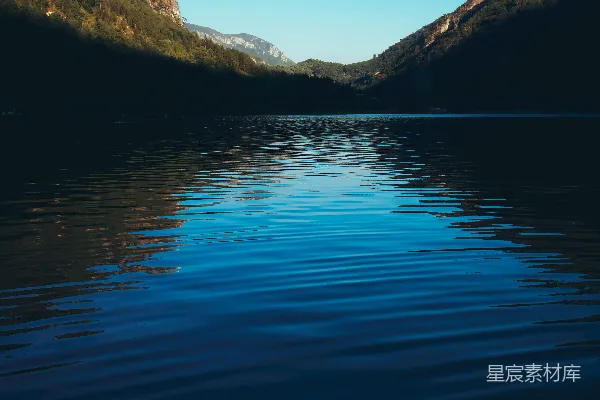 高清摄影 山间白天的水域
