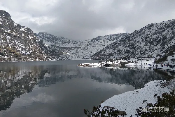 高清摄影 被雪覆盖的山脉环绕的一座高山湖泊