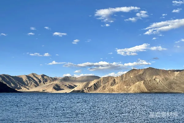 高清摄影 蓝天之下环绕着山峦的一片水域