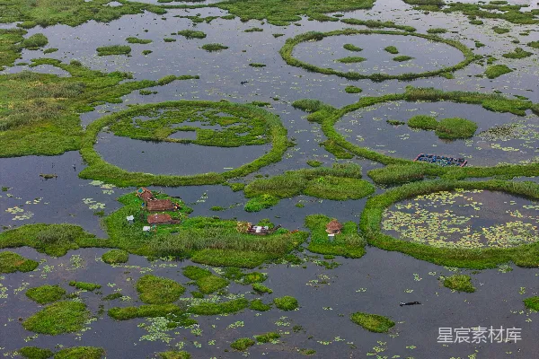 高清摄影 湖面上漂浮的圆形小屋岛