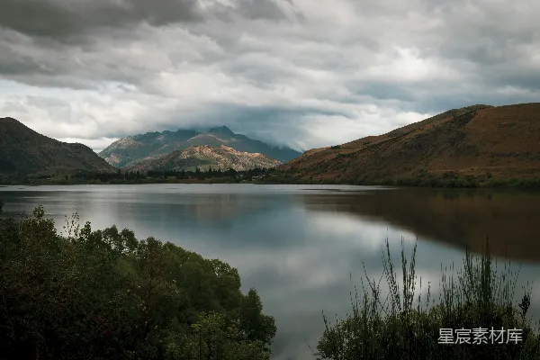 高清摄影 湖畔有山