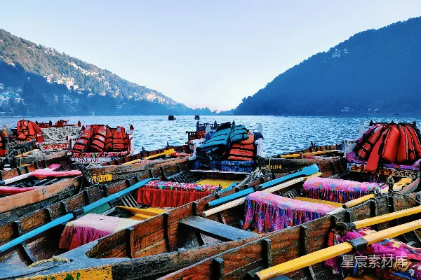 高清摄影 白天红蓝船在海边 shoreside