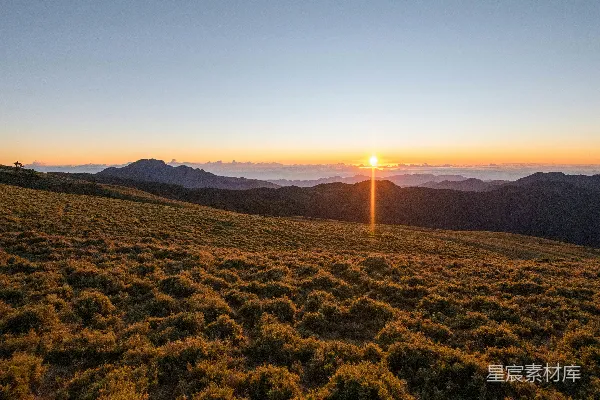 高清摄影 一幅描绘山峦和日落的风景画