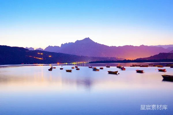 高清摄影 水上船只俯瞰山峦的景象