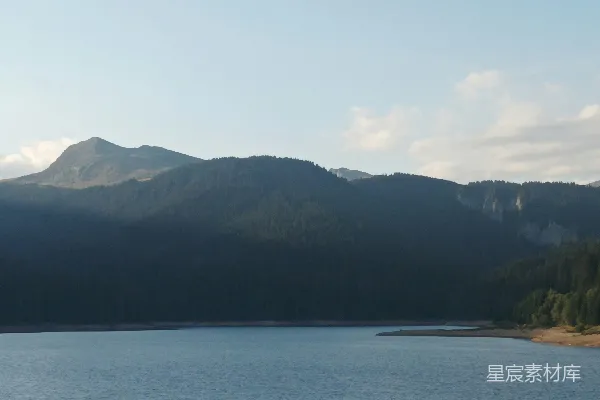 高清摄影 一片被山环绕的大片水域
