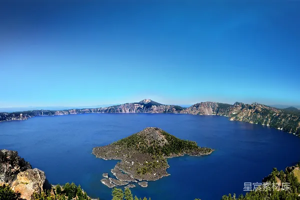 高清摄影 一片被山环绕的大片水域