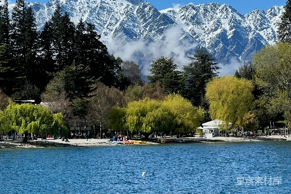 高清摄影 背景中有山的水域