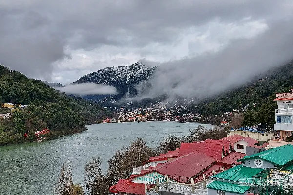 高清摄影 白天靠近湖和山的房子
