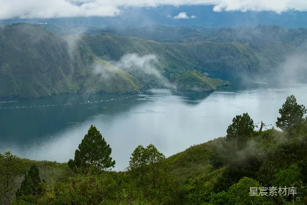高清摄影 一片被山环绕的大片水域