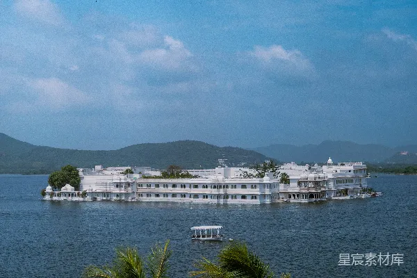 高清摄影 一座巨大的白色建筑坐落在湖上。