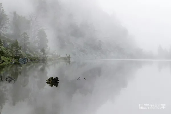 高清摄影 雾蒙蒙的山峦