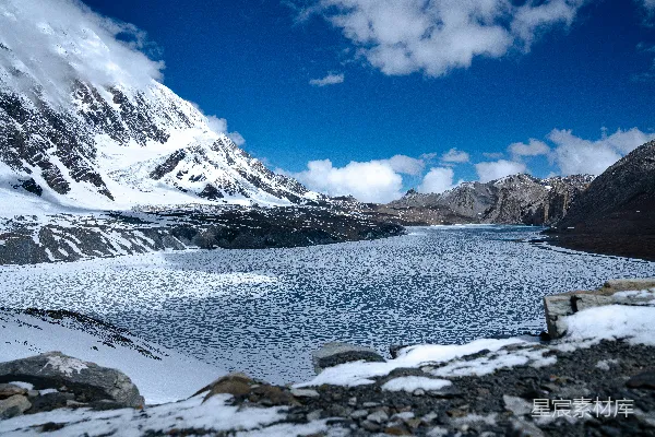 高清摄影 一片被雪山环绕的大片水域