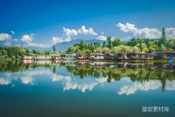 高清摄影 棕色木屋近水体，在蓝天白云下白天景色