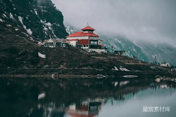 高清摄影 近水边的一栋白色和红色的混凝土建筑