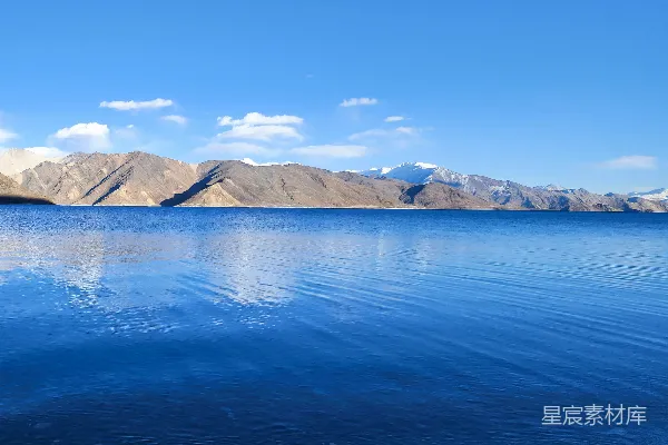 高清摄影 背景中有山的水域