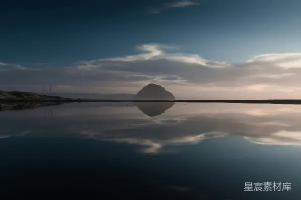 高清摄影 开放的海洋映照着白色的云朵