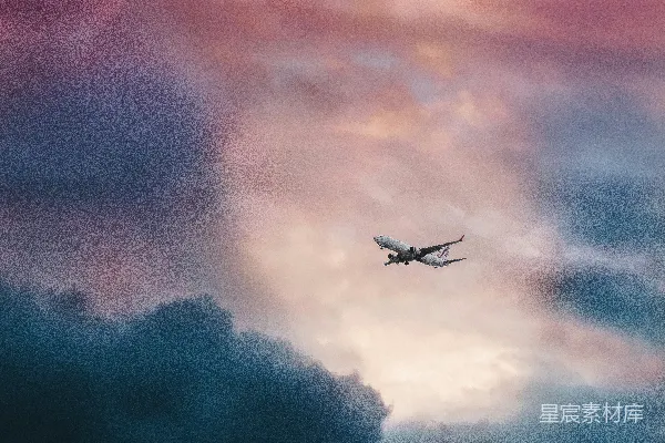 高清摄影 白色飞机在灰色云层上空飞行