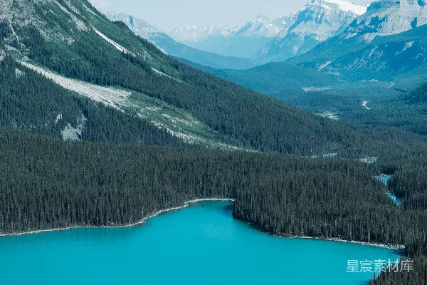 高清摄影 白绿山峦与绿树的风景摄影