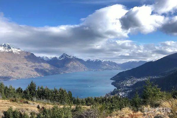高清摄影 被山环绕的湖泊