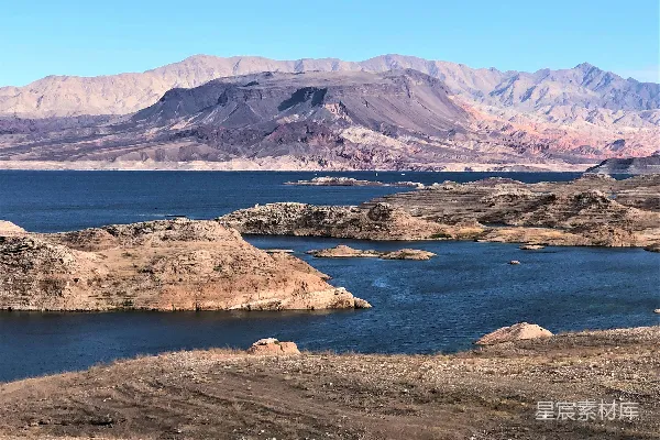 高清摄影 一片被山环绕的大水域