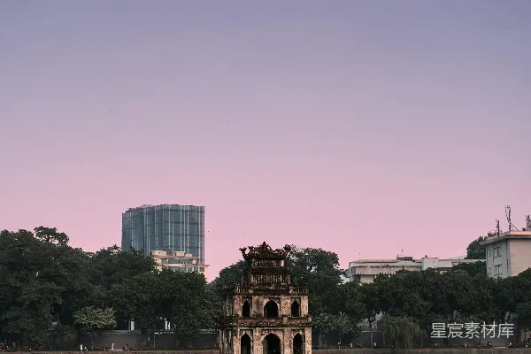 高清摄影 背景中有建筑物的大片水域