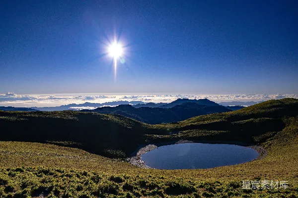 高清摄影 一个被山峦环绕的湖泊和蓝天