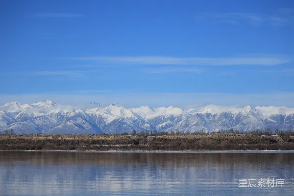 高清摄影 背景中有许多山的广阔水域