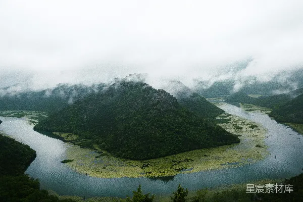 高清摄影 云雾缭绕中的河流与山景 aerial 照片