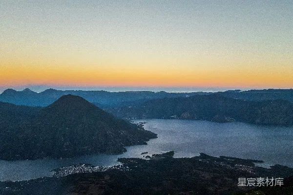 高清摄影 白天山脚下水面的 aerial 照片