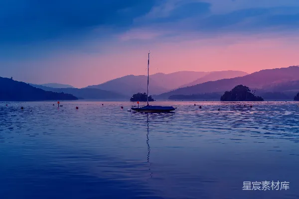 高清摄影 白天海上的一艘船