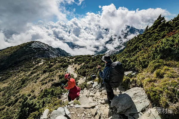 高清摄影 几人徒步旅行