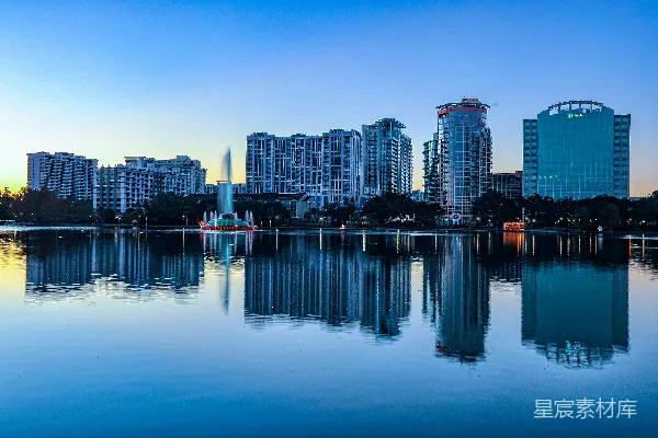 高清摄影 城市天际线在白天跨越一片水域