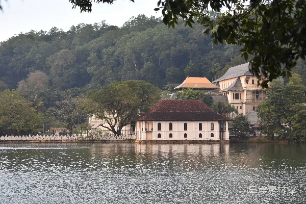 高清摄影 一座巨大的白色建筑矗立在湖上。