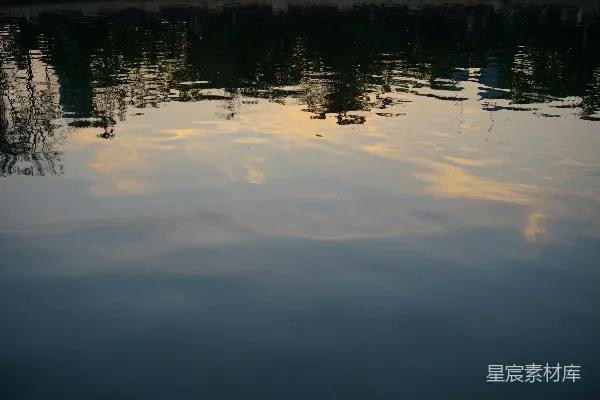 高清摄影 水中有云的一片水域