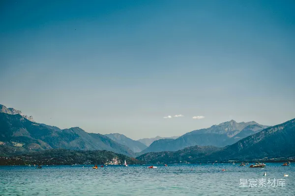高清摄影 背景中有船和山的水域