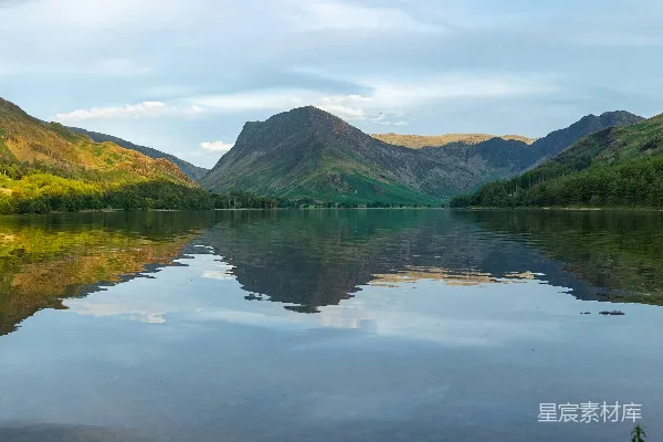 高清摄影 被山和树围绕的湖泊