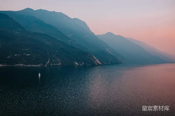 高清摄影 山间的白天水域