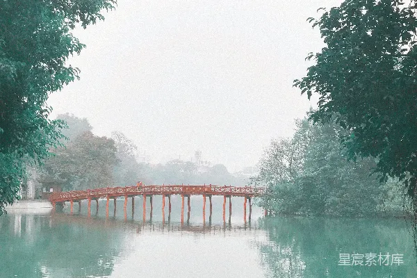高清摄影 河边被树木环绕的红桥