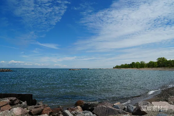 高清摄影 从岩石海岸上看去的一片水域