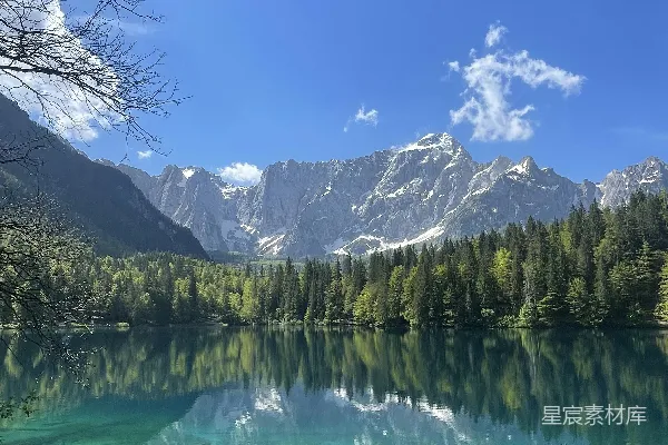 高清摄影 环绕着山和树的湖泊