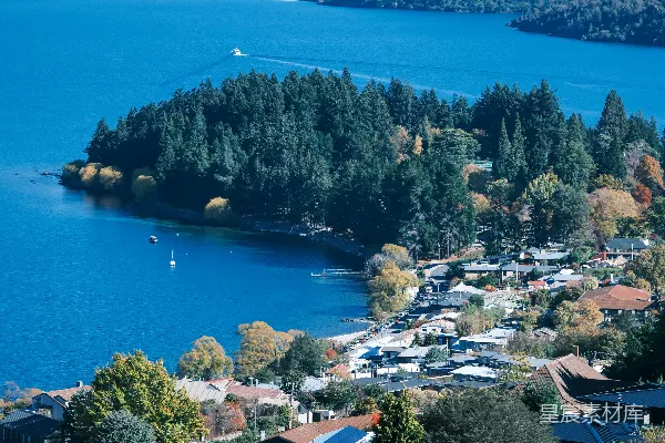 高清摄影 一幅环绕山峦的湖景画卷