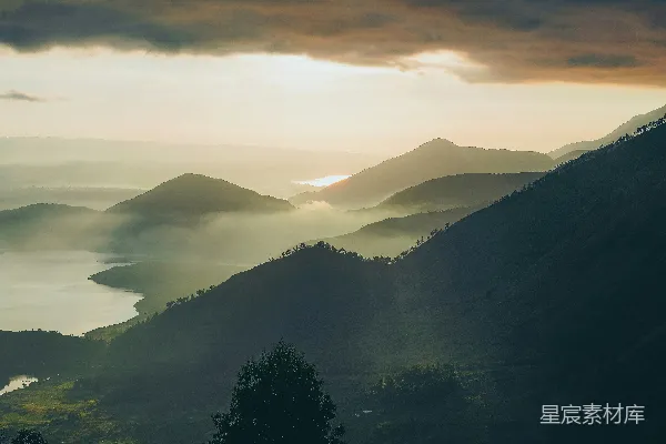 高清摄影 山间云层间的阳光洒落