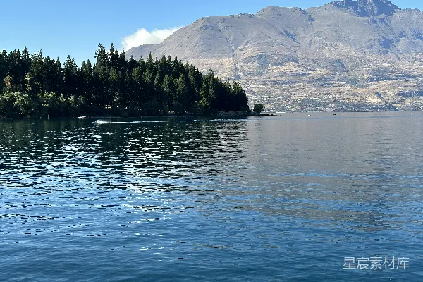 高清摄影 环绕着树木和山脉的一片水域