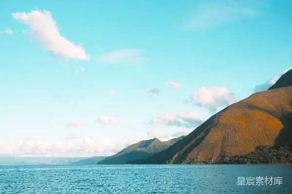 高清摄影 背景中有山的水域