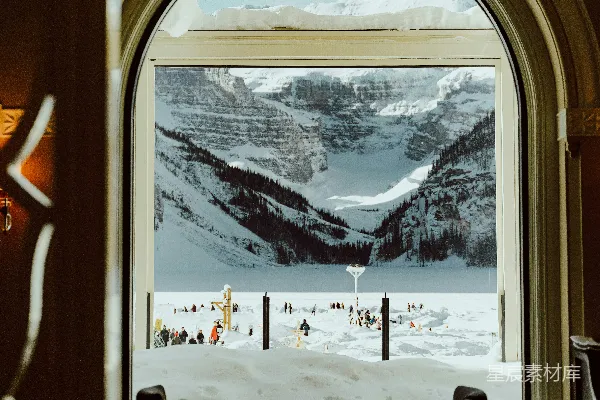 高清摄影 餐厅窗前的一幅雪景山峰图