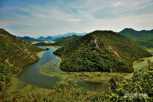 高清摄影 一条河流穿过一片郁郁葱葱的山谷