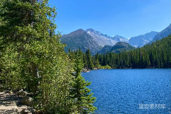 高清摄影 山间环绕的一处湖光美景