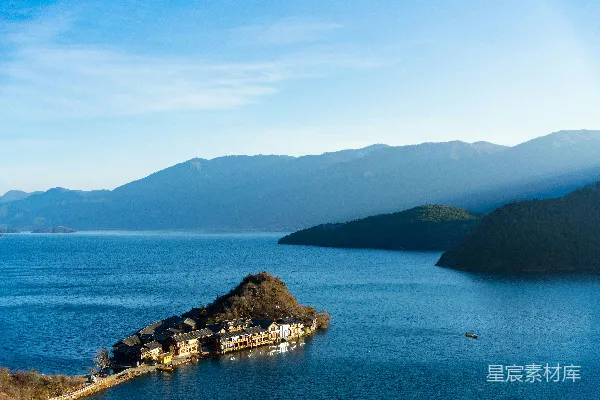 高清摄影 一片被山脉环绕的大片水域