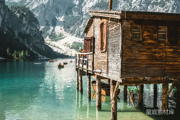 高清摄影 一座木屋坐落在山顶下的湖边